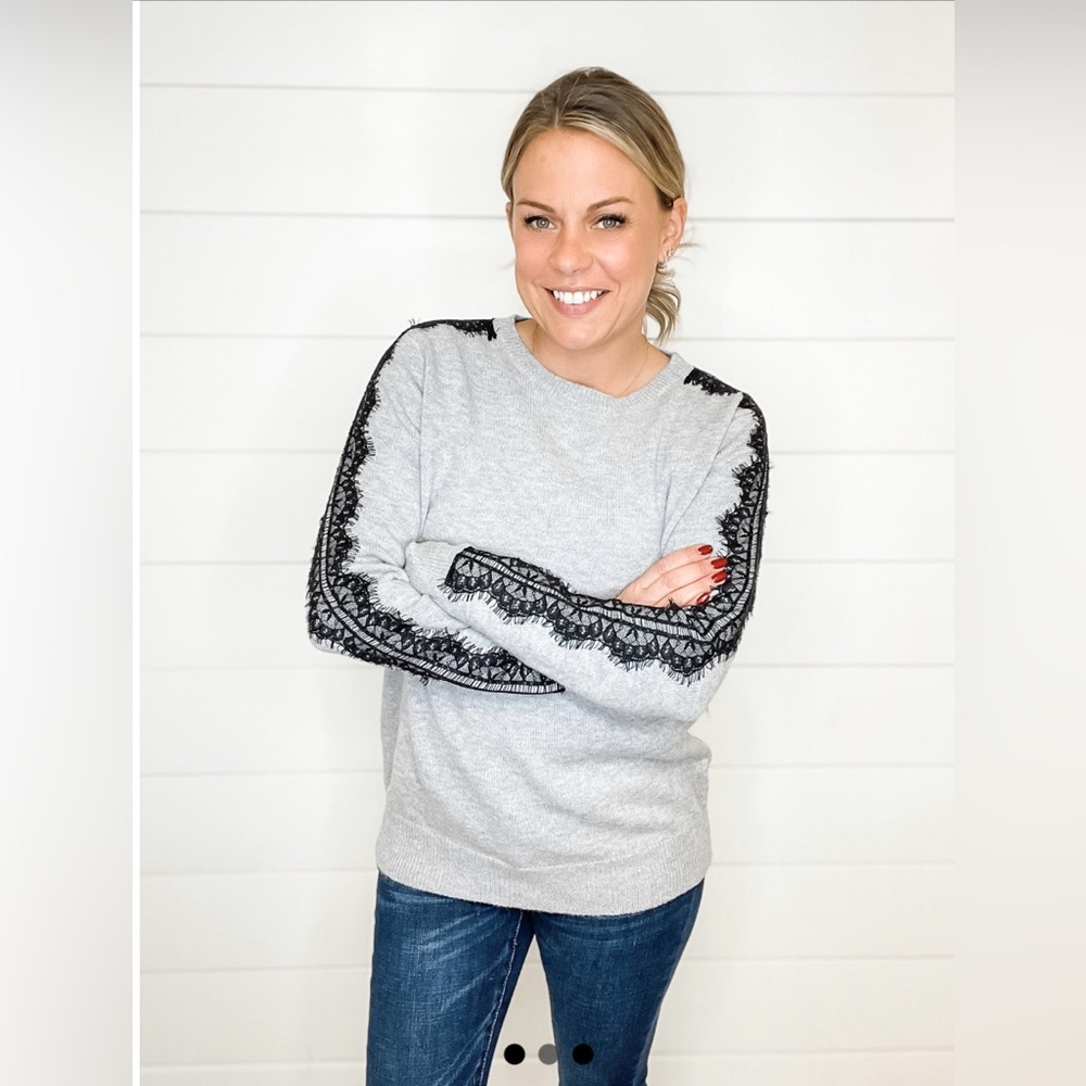 🎀 Host Pick 🎀 Gray Sweater with Black Lace Sleeve